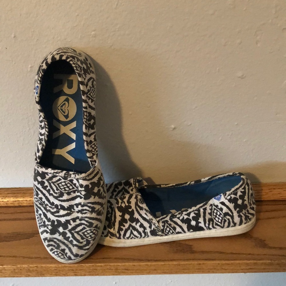 Black and white patterned Roxys!